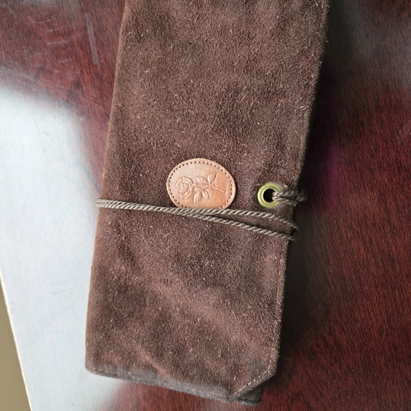 Unbranded Vintage Accessories - Vintage Brown Suede Jewelry Travel Roll - Rose Embossed
